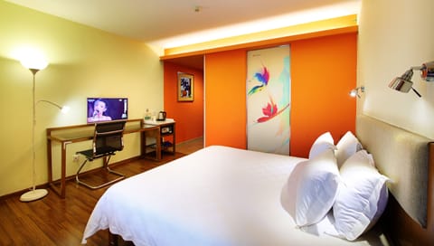 Non-Smoking Business Double Room | Minibar, in-room safe, desk, blackout drapes