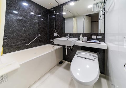 Combined shower/tub, deep soaking tub, free toiletries, hair dryer