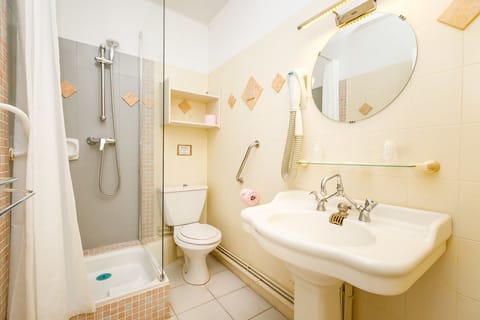 Double Room | Bathroom | Free toiletries, hair dryer, towels