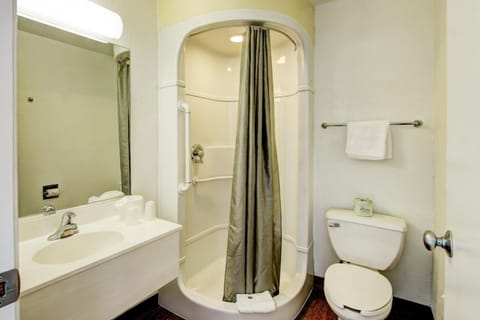 Combined shower/tub, towels