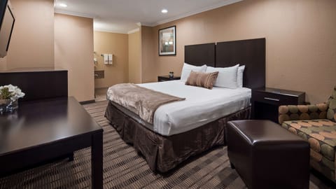 Premium bedding, in-room safe, desk, laptop workspace