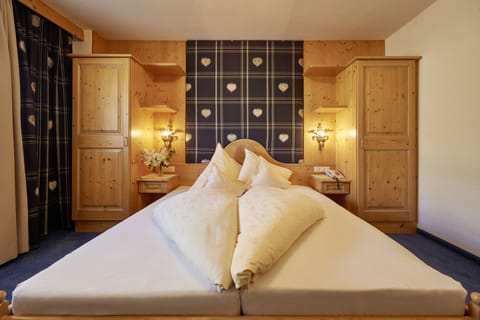 Romantic Double Room, Balcony, Mountain View | Desk, free WiFi