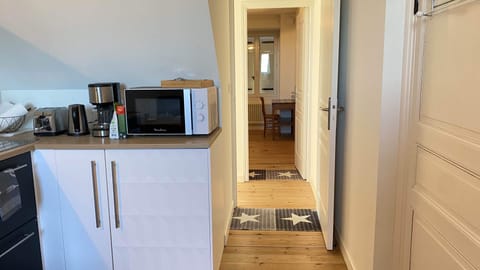 Business Apartment, 2 Bedrooms, Kitchen, Sea View | Private kitchen | Mini-fridge, microwave, oven, stovetop