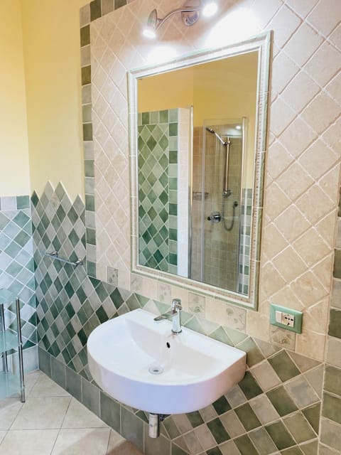 Room 6 | Bathroom | Shower, rainfall showerhead, free toiletries, hair dryer