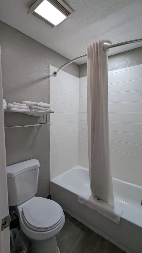 Combined shower/tub, towels