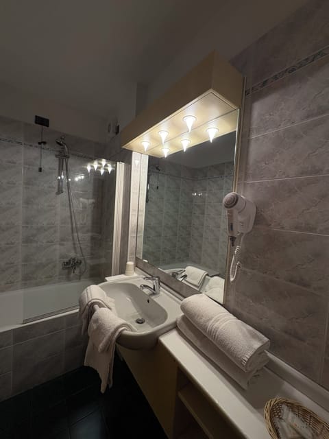 Double Room | Bathroom | Free toiletries, hair dryer, bidet, towels