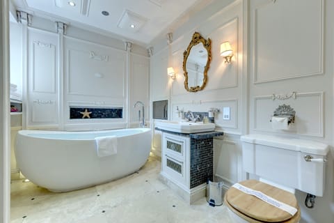 Deep soaking bathtub