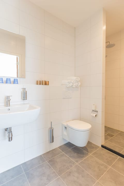 Spacious comfort twin room | Bathroom | Eco-friendly toiletries, hair dryer, towels