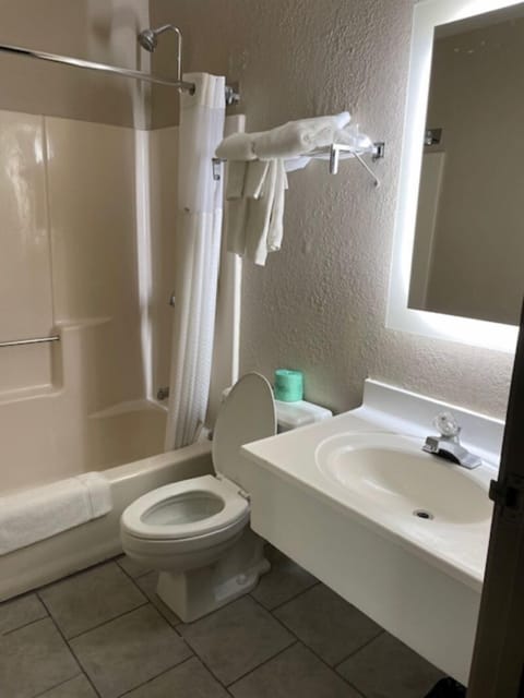 Combined shower/tub, free toiletries, hair dryer, towels