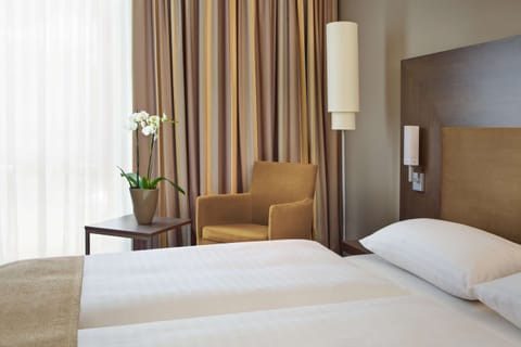 Business Room, 1 Double Bed | Hypo-allergenic bedding, down comforters, minibar, in-room safe