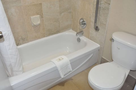 Combined shower/tub, free toiletries, hair dryer, towels