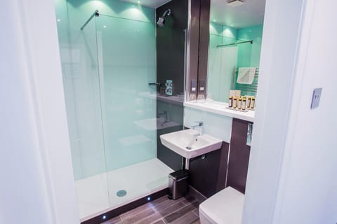 Double Room | Bathroom | Combined shower/tub, free toiletries, hair dryer, towels