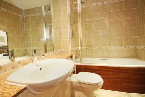 Combined shower/tub, free toiletries, hair dryer, towels