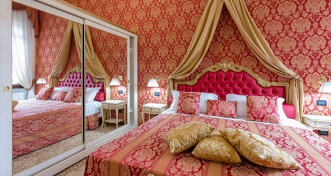 Deluxe Suite "Giacomo Casanova" Campo Santo Stefano View  | Premium bedding, free minibar items, in-room safe