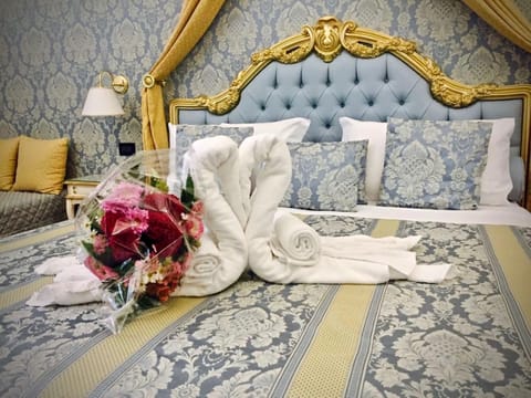 Junior Suite "Alvise Dandolo", Canal View  | Premium bedding, free minibar items, in-room safe