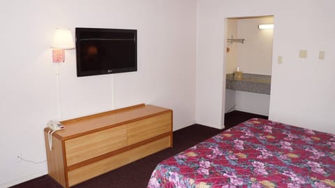 Standard Room, 1 King Bed | Desk, laptop workspace, free WiFi