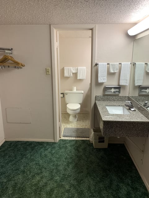 Combined shower/tub, free toiletries, towels