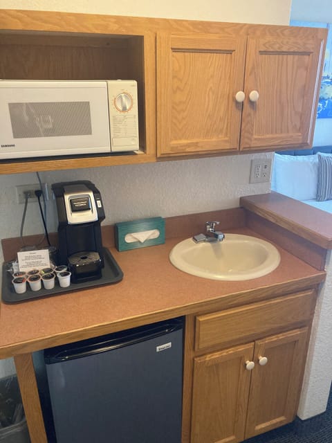 Signature Room, 1 King Bed, Lake View | Desk, laptop workspace, blackout drapes, soundproofing