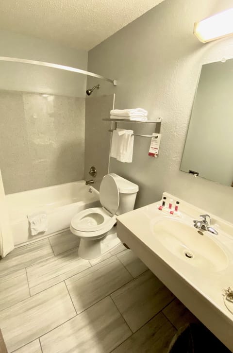 Combined shower/tub, free toiletries, hair dryer, towels