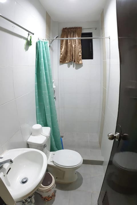 Family Room | Bathroom | Shower, free toiletries, towels, soap