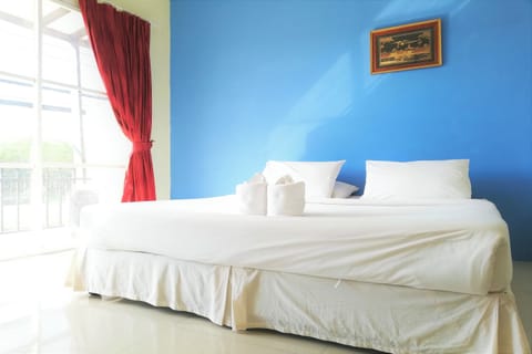 Deluxe Room | In-room safe, desk, free WiFi, bed sheets