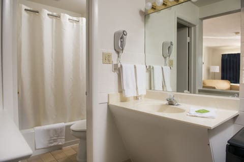 Standard Room, 1 King Bed | Bathroom | Shower, hair dryer, towels