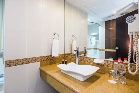 Superior Twin Room | Bathroom | Combined shower/tub, free toiletries, hair dryer, towels