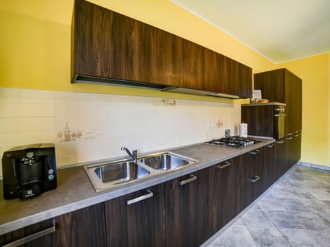 House | Private kitchen | Stovetop, electric kettle, highchair
