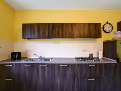 House | Private kitchen | Stovetop, electric kettle, highchair