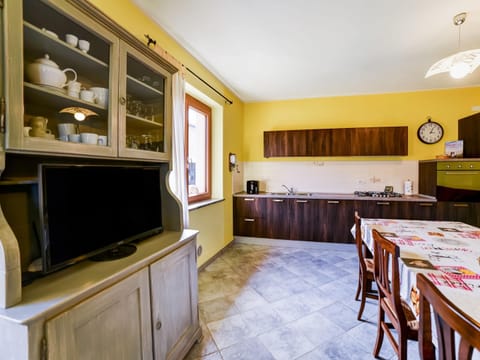 House | Private kitchen | Stovetop, electric kettle, highchair
