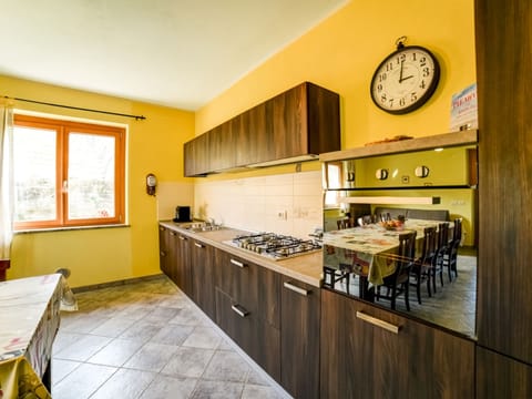 House | Private kitchen | Stovetop, electric kettle, highchair