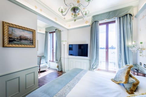 Deluxe Double Room Canal View | Egyptian cotton sheets, premium bedding, minibar, in-room safe