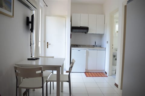 Studio | Private kitchenette | Fridge, stovetop, cookware/dishes/utensils