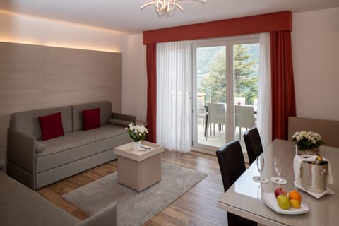 Overview Suite, Balcony, Lake View | Living area | TV, iPod dock