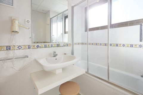 Standard Triple Room | Bathroom | Hair dryer, towels