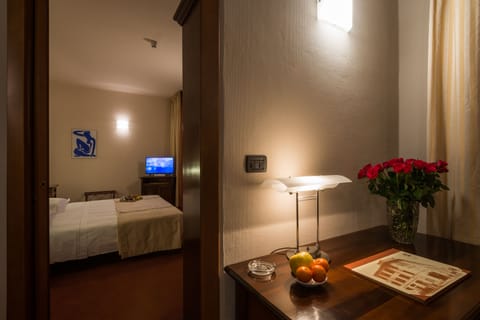 Classic Suite, Hot Tub | Minibar, in-room safe, desk, blackout drapes