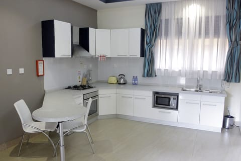 Suite, 1 Bedroom | Private kitchen | Microwave, oven, coffee/tea maker, cookware/dishes/utensils