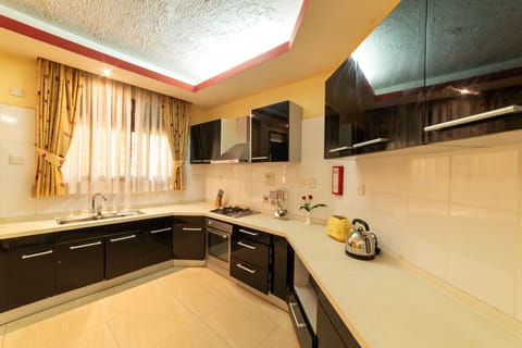 Suite, 2 Bedrooms | Private kitchenette | Microwave, oven, coffee/tea maker, cookware/dishes/utensils