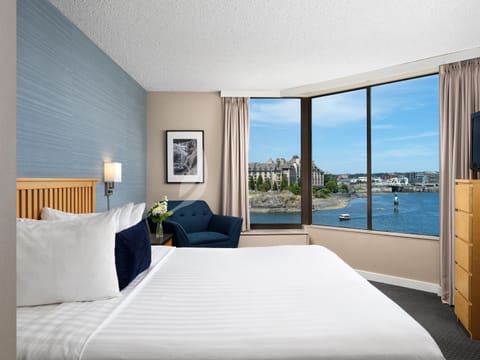 Premium bedding, in-room safe, desk, blackout drapes