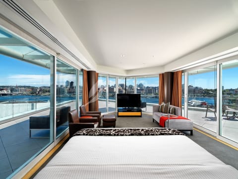 Premium bedding, in-room safe, desk, blackout drapes