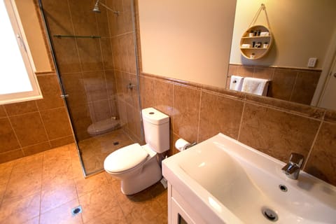 Two Bedroom Apartment | Bathroom | Free toiletries, hair dryer, towels