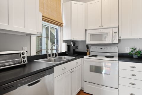 2 Charles | Private kitchen | Full-size fridge, microwave, oven, stovetop