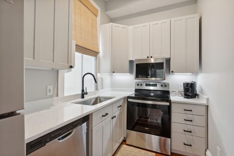 2 Charles | Private kitchen | Full-size fridge, microwave, oven, stovetop