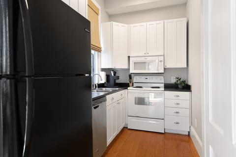 2 Charles | Private kitchen | Full-size fridge, microwave, oven, stovetop