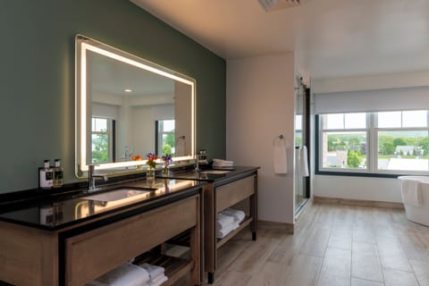 Presidential Suite, 1 King Bed, Lake View | Bathroom | Towels