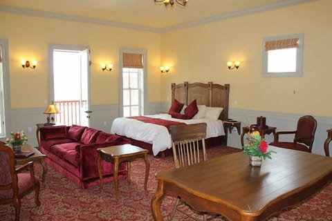 Suite, 1 King Bed, Balcony | Pillowtop beds, iron/ironing board, free WiFi, bed sheets