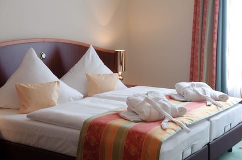 Business Double Room | Hypo-allergenic bedding, Select Comfort beds, minibar, in-room safe