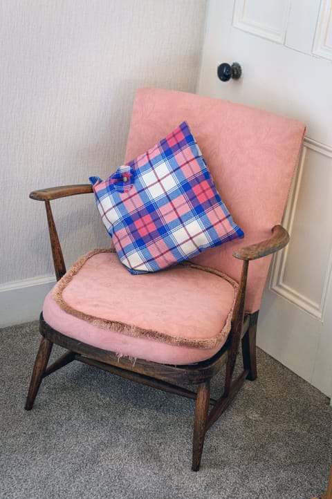 House, 2 Bedrooms, Patio, Garden View | Living area | Flat-screen TV, books