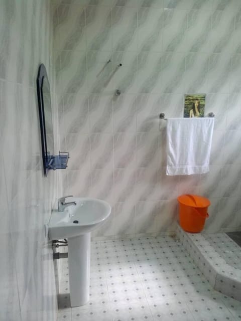 Double Room | Bathroom | Separate tub and shower, rainfall showerhead, free toiletries, bathrobes