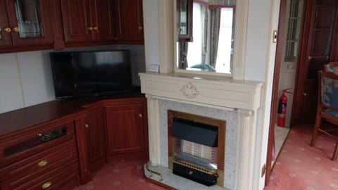 Chalet, 2 Bedrooms, Patio, Lake View | Living room | TV